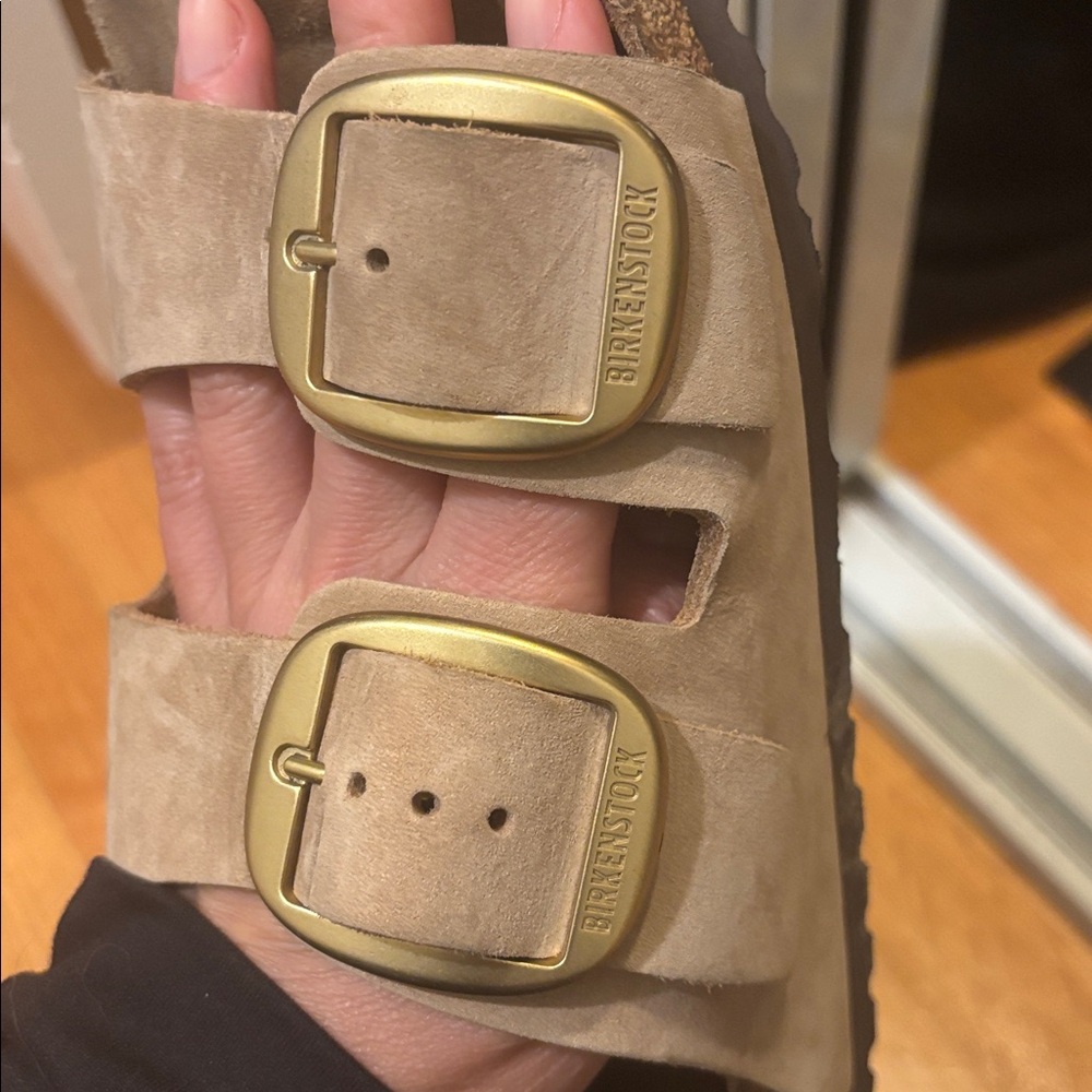 Birkenstock Women's Arizona Big Buckle 7-7.5US/38EU narrow Sandcastle Suede/Gold